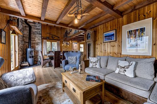 Chalet d'Arbi Rustik och bekväm semesterhus i La Tzoumaz, Fyrdalarna, Schweiz för 11 personer. Huset är beläget i ett bergigt område....