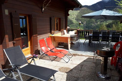 Chalet d'Arbi Rustiek en comfortabel vakantiehuis in La Tzoumaz, Vier Valleien, Zwitserland voor 11 personen. Het huis is gelegen in een bergachtig gebied....