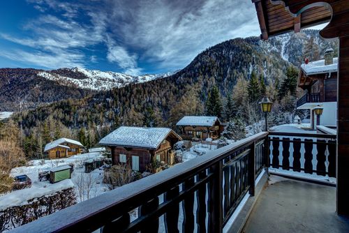 Chalet d'Arbi Rustik og komfortabel feriehytte i La Tzoumaz, Four Valleys, Schweiz til 11 personer. Huset ligger i et bjergrigt område....