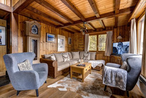 Chalet d'Arbi Maison de vacances rustique et confortable à La Tzoumaz, dans les Quatre Vallées, en Suisse, pouvant accueillir 11 personnes. La maison est située dans une région montagneuse....