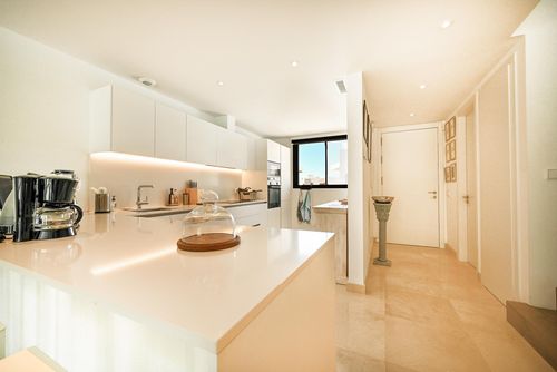 La Valvega 47 Winter Modernes und luxuriöses Ferienhaus mit privatem Pool in Mijas Costa, Andalusien, Spanien für 6 Personen. Das Haus befindet sich in einem Resort, in einer Küsten- und Wohngegend, nahe Restaurants und Bars, Geschäften und Supermärkten, 1 km vom Playa la Cala Strand und 1 km vom Mittelmeer entfernt....