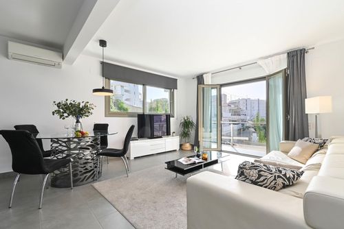 Casa Javi 8 pax Wspaniała i luksusowa willa z prywatnym basenem w Jávea, Costa Blanca, Hiszpania dla 8 osób. Dom położony jest w rezydencyjnej strefie plażowej, blisko restauracji i barów, sklepów i supermarketów, 100 m od plaży El Arenal w Jávea i 0,1 km od Morza Śródziemnego w Jávea....