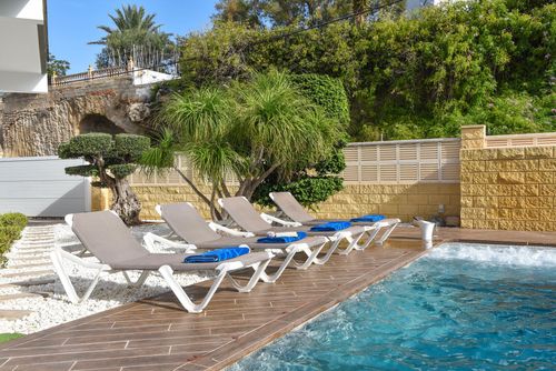 Casa Javi 8 pax Magnifique et luxueuse villa avec piscine privée à Jávea, Costa Blanca, Espagne pour 8 personnes. La maison est située dans un quartier résidentiel près de la plage, à proximité de restaurants et bars, boutiques et supermarchés, à 100 m de la plage El Arenal, Jávea et à 0,1 km de la mer Méditerranée, Jávea....