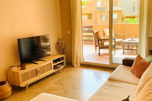 Lovely renovated apartement Casares Costa Dejlig og komfortabel lejlighed med fælles pool i Casares Costa, Andalusien, Spanien til 4 personer. Lejligheden er beliggende i et beboelsesområde ved stranden, tæt på restauranter og barer, og er kun 1 km fra Playa Chico stranden....