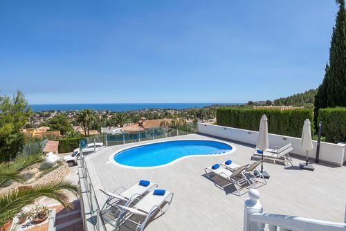 Finca Serena Heerlijke en vrolijke villa met privézwembad in Denia, Costa Blanca, Spanje voor 8 personen. Het huis is gelegen in een residentiële en bergachtige omgeving en ligt op 4 km van het strand van La Marineta Cassiana....