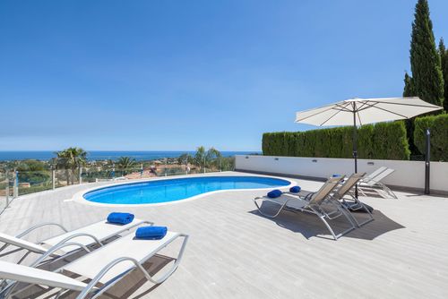 Finca Serena Heerlijke en vrolijke villa met privézwembad in Denia, Costa Blanca, Spanje voor 8 personen. Het huis is gelegen in een residentiële en bergachtige omgeving en ligt op 4 km van het strand van La Marineta Cassiana....