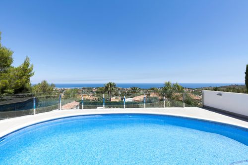 Finca Serena Heerlijke en vrolijke villa met privézwembad in Denia, Costa Blanca, Spanje voor 8 personen. Het huis is gelegen in een residentiële en bergachtige omgeving en ligt op 4 km van het strand van La Marineta Cassiana....