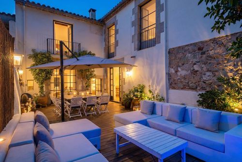 Can Boada Historic XVI century beach Villa near Barcelona 5 minutes walking to beach  Traditional Renewed Vila yang nyaman dengan kolam renang pribadi di Sitges, Costa Dorada, Spanyol untuk 10 orang. Rumah ini terletak di daerah perbukitan yang berhutan dan perkotaan dekat pantai, dekat dengan restoran dan bar, serta 1 km dari pantai (10 menit)....