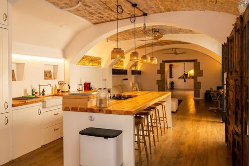 Can Boada Historic XVI century beach Villa near Barcelona 5 minutes walking to beach  Traditional Renewed Bequeme Villa mit privatem Pool in Sitges, Costa Dorada, Spanien für 10 Personen. Das Haus befindet sich in einer hügeligen, bewaldeten und städtischen Strandgegend, in der Nähe von Restaurants und Bars und nur 1 km vom Strand entfernt (10 Minuten)....