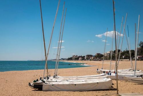 Can Boada Historic XVI century beach Villa near Barcelona 5 minutes walking to beach  Traditional Renewed Villa cómoda con piscina privada en Sitges, Costa Dorada, España, para 10 personas. La casa está situada en una zona de playa urbana con colinas y bosques, cerca de restaurantes y bares, y a 1 km de la playa (10 minutos a pie)....