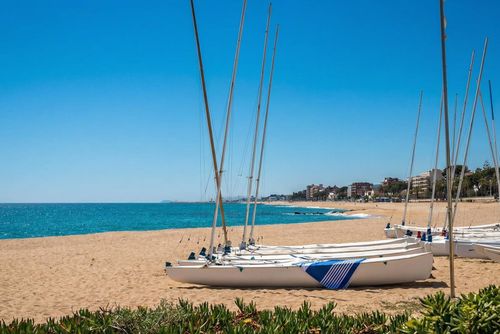 Can Boada Historic XVI century beach Villa near Barcelona 5 minutes walking to beach  Traditional Renewed Vila yang nyaman dengan kolam renang pribadi di Sitges, Costa Dorada, Spanyol untuk 10 orang. Rumah ini terletak di daerah perbukitan yang berhutan dan perkotaan dekat pantai, dekat dengan restoran dan bar, serta 1 km dari pantai (10 menit)....