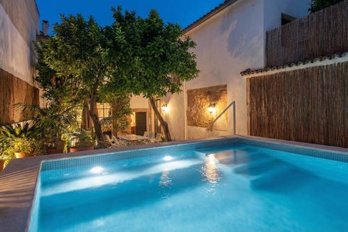 Can Boada Historic XVI century beach Villa near Barcelona 5 minutes walking to beach  Traditional Renewed Bequeme Villa mit privatem Pool in Sitges, Costa Dorada, Spanien für 10 Personen. Das Haus befindet sich in einer hügeligen, bewaldeten und städtischen Strandgegend, in der Nähe von Restaurants und Bars und nur 1 km vom Strand entfernt (10 Minuten)....