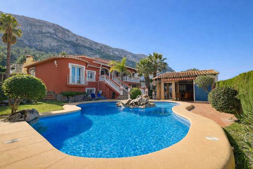 Serena Vista Meravigliosa e incantevole villa a Denia, Costa Blanca, Spagna, con piscina privata per 8 persone. La casa è situata in una zona residenziale e montuosa vicino alla spiaggia ed è a 3 km dalla spiaggia di Marineta Casiana, Denia....