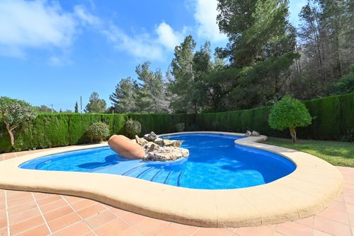 Serena Vista Wunderbare und schöne Villa in Denia, Costa Blanca, Spanien mit privatem Pool für 8 Personen. Das Haus befindet sich in einer Wohn- und Bergstrandgegend, 3 km vom Strand Marineta Casiana in Denia entfernt....