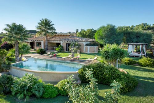 Villa Citrea Villa mit privatem Pool in Selinunte, Sizilien, Italien für 8 Personen. Das Haus verfügt über 4 Schlafzimmer und 4 Badezimmer....