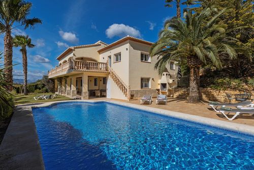 El Hayuco KH Hermosa y cómoda casa de vacaciones en Javea, Costa Blanca, España, con una piscina climatizada para 8 personas. La casa está situada en una zona residencial....