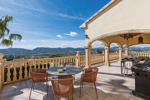 El Hayuco Schönes und komfortables Ferienhaus mit beheiztem Pool in Javea, Costa Blanca, Spanien für 8 Personen. Das Haus befindet sich in einer Wohngegend....