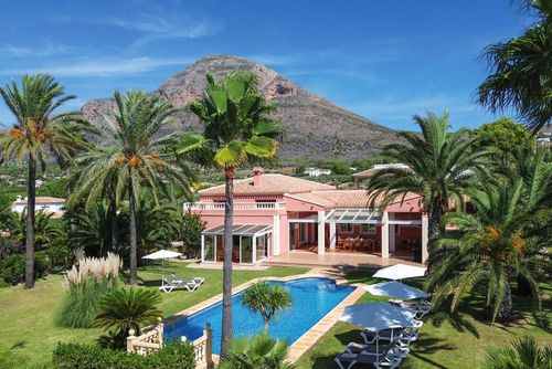 Mozamb Grote en comfortabele villa in Jávea, Costa Blanca, Spanje met privézwembad voor 8 personen. Het huis ligt in een woonwijk bij het strand, dichtbij restaurants en cafés en op 3 km van La Grava, het strand van Jávea....