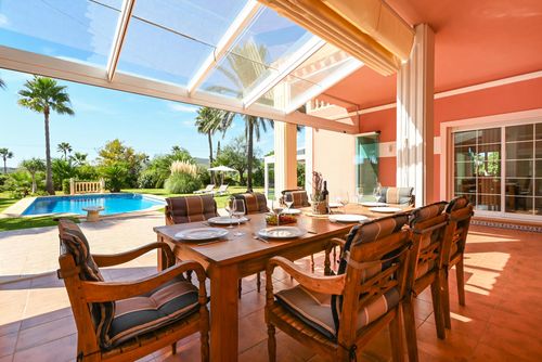 Mozamb Grande et confortable villa à Jávea, Costa Blanca, Espagne avec piscine privée pour 8 personnes. La maison est située dans une zone résidentielle près de la plage, à proximité de restaurants et de bars, et à 3 km de La Grava, plage de Jávea....
