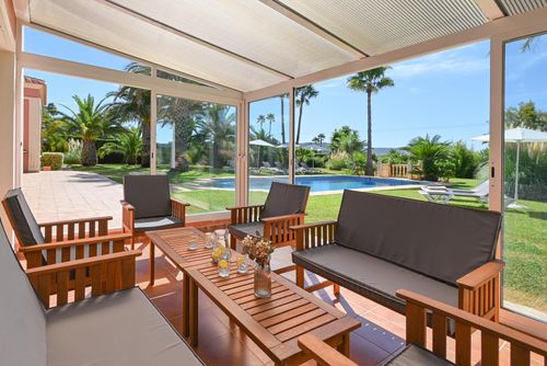 Mozamb Grote en comfortabele villa in Jávea, Costa Blanca, Spanje met privézwembad voor 8 personen. Het huis ligt in een woonwijk bij het strand, dichtbij restaurants en cafés en op 3 km van La Grava, het strand van Jávea....