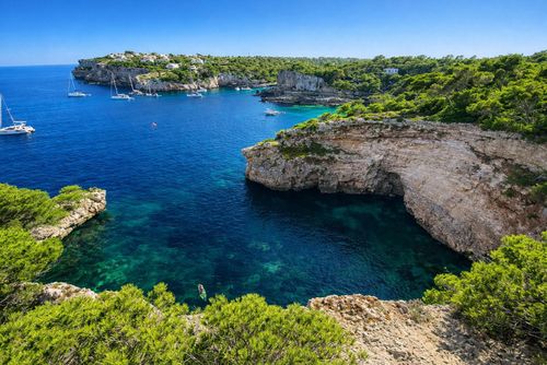 Grand Bleu Descubre el paraíso en la Villa Grand Bleu   Playa a 500 metros Opción Piscina climatizada a 30 grados Vista Espectacular Luxe villa met verwarmd zwembad in Cala Santanyí, Mallorca, Spanje voor 10 personen. De villa is gelegen in een heuvelachtig, bosrijk en residentieel strandgebied en bevindt zich op 500 m van het strand....