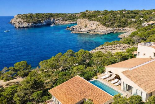 Grand Bleu Descubre el paraíso en la Villa Grand Bleu   Playa a 500 metros Opción Piscina climatizada a 30 grados Vista Espectacular Luxury villa with heated pool in Cala Santanyí, Mallorca, Spain for 10 persons. The villa is situated in a hilly, wooded, and residential beach area and is 500 m from the beach....