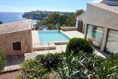 Grand Bleu Descubre el paraíso en la Villa Grand Bleu   Playa a 500 metros Opción Piscina climatizada a 30 grados Vista Espectacular Villa di lusso con piscina riscaldata a Cala Santanyí, Mallorca, Spagna, per 10 persone. La villa è situata in una zona residenziale collinare e boschiva, a 500 m dalla spiaggia....