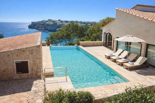 Grand Bleu Descubre el paraíso en la Villa Grand Bleu   Playa a 500 metros Opción Piscina climatizada a 30 grados Vista Espectacular Luxury villa with heated pool in Cala Santanyí, Mallorca, Spain for 10 persons. The villa is situated in a hilly, wooded, and residential beach area and is 500 m from the beach....