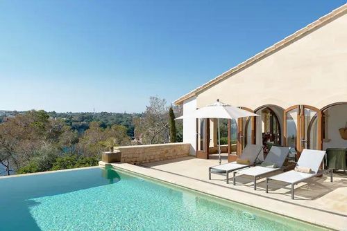 Grand Bleu Descubre el paraíso en la Villa Grand Bleu   Playa a 500 metros Opción Piscina climatizada a 30 grados Vista Espectacular Luxe villa met verwarmd zwembad in Cala Santanyí, Mallorca, Spanje voor 10 personen. De villa is gelegen in een heuvelachtig, bosrijk en residentieel strandgebied en bevindt zich op 500 m van het strand....