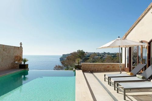 Grand Bleu Descubre el paraíso en la Villa Grand Bleu   Playa a 500 metros Opción Piscina climatizada a 30 grados Vista Espectacular Luxury villa with heated pool in Cala Santanyí, Mallorca, Spain for 10 persons. The villa is situated in a hilly, wooded, and residential beach area and is 500 m from the beach....