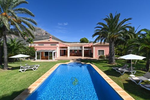 Mozamb 6 pax Stor og komfortabel villa i Xàbia, Costa Blanca, Spanien med privat pool til 6 personer. Huset er beliggende i et beboelsesområde nær stranden, tæt på restauranter og barer og kun 3 km fra La Grava, Xàbia strand....