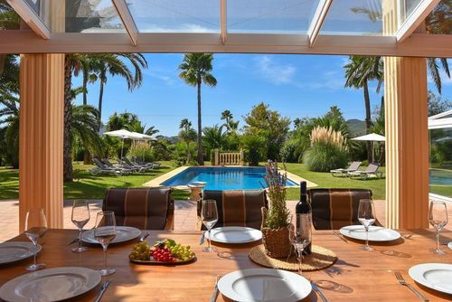 Mozamb 6 pax Villa grande e confortevole con piscina privata a Jávea, Costa Blanca, Spagna per 6 persone. La casa è situata in una zona residenziale vicino alla spiaggia, a breve distanza da ristoranti e bar e a 3 km dalla spiaggia di La Grava, Jávea....