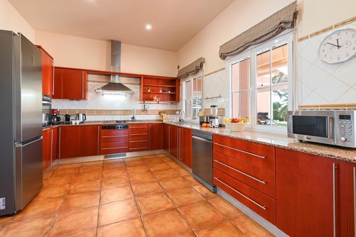 Mozamb 6 pax Large and comfortable villa in Xàbia, Costa Blanca, Spain with private pool for 6 persons. The house is situated in a residential beach area, close to restaurants and bars and at 3 km from La Grava, Xàbia beach....