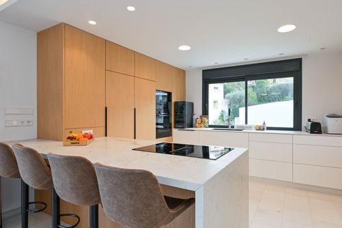 Anna y Emma Moderne en luxe villa met privézwembad in Denia, Costa Blanca, Spanje voor 6 personen. Het huis ligt op 5 km van Xàbia....