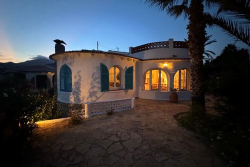 Canuta Baja Дом в Кальпе, Коста-Бланка, Испания с частным бассейном для 4 человек. Дом расположен в холмистой жилой пляжной зоне, в 200 метрах от пляжа....