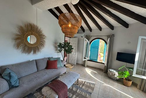 Canuta Baja Maison à Calpe, Costa Blanca, Espagne avec piscine privée pour 4 personnes. La maison est située dans un quartier résidentiel en pente près de la plage et se trouve à 200 m de la plage....