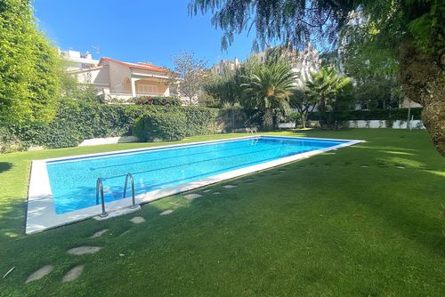 Apartamento Sofia Sitges 50 metros de la Playa   300 metros del Centro   Renovado 100%  Piscina   AC    Garage Lejlighed i Sitges, Costa Dorada, Spanien med fælles pool til 6 personer. Lejligheden ligger i et bynært strandområde, tæt på restauranter, barer og butikker, og er kun 50 m fra stranden....