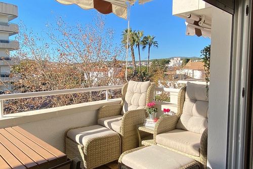 Apartamento Sofia Sitges 50 metros de la Playa   300 metros del Centro   Renovado 100%  Piscina   AC    Garage Appartement à Sitges, Costa Dorada, Espagne, avec piscine commune pour 6 personnes. L'appartement est situé dans un quartier urbain en bord de mer, à proximité de restaurants, bars et boutiques, et se trouve à 50 m de la plage....