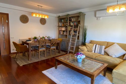 Apartamento Sofia Sitges 50 metros de la Playa   300 metros del Centro   Renovado 100%  Piscina   AC    Garage Appartement à Sitges, Costa Dorada, Espagne, avec piscine commune pour 6 personnes. L'appartement est situé dans un quartier urbain en bord de mer, à proximité de restaurants, bars et boutiques, et se trouve à 50 m de la plage....