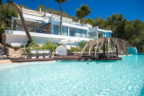 Roca Ibiza Un refugio VIP donde el lujo se encuentra con la exclusividad  La villa más exclusiva de Ibiza Maravillosa y lujosa villa en Ibiza, Islas Baleares, España, con piscina privada para 16 personas. La villa se encuentra en una zona boscosa y montañosa cerca de la playa, a 4 km de la costa....