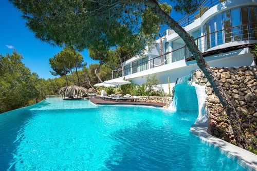 Roca Ibiza Un refugio VIP donde el lujo se encuentra con la exclusividad  La villa más exclusiva de Ibiza Fantastisk og luksuriøs villa i Ibiza, Balearene, Spania med privat svømmebasseng for 16 personer. Villaen ligger i et skogkledd og fjellaktig strandområde og er 4 km fra stranden....