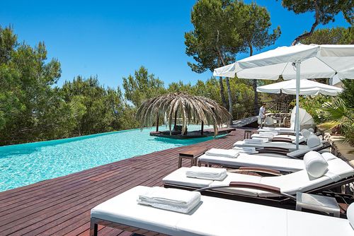 Roca Ibiza Un refugio VIP donde el lujo se encuentra con la exclusividad  La villa más exclusiva de Ibiza Maravillosa y lujosa villa en Ibiza, Islas Baleares, España, con piscina privada para 16 personas. La villa se encuentra en una zona boscosa y montañosa cerca de la playa, a 4 km de la costa....