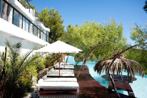 Roca Ibiza Un refugio VIP donde el lujo se encuentra con la exclusividad  La villa más exclusiva de Ibiza Maravillosa y lujosa villa en Ibiza, Islas Baleares, España, con piscina privada para 16 personas. La villa se encuentra en una zona boscosa y montañosa cerca de la playa, a 4 km de la costa....