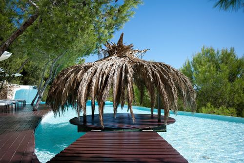 Roca Ibiza Un refugio VIP donde el lujo se encuentra con la exclusividad  La villa más exclusiva de Ibiza Fantastisk og luksuriøs villa i Ibiza, Balearene, Spania med privat svømmebasseng for 16 personer. Villaen ligger i et skogkledd og fjellaktig strandområde og er 4 km fra stranden....