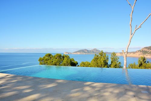 Son Gap Descubre el paraíso en la Villa Son Gap   Playa a 2 kms  Vista Impresionante  Alto diseño   Comoda Luxury villa with private pool in Andratx, Majorca, Spain for 10 persons. The villa is situated in a wooded, residential, and mountainous area, and is 1 km from the beach....