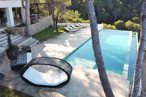 Son Gap Descubre el paraíso en la Villa Son Gap   Playa a 2 kms  Vista Impresionante  Alto diseño   Comoda Luxury villa with private pool in Andratx, Majorca, Spain for 10 persons. The villa is situated in a wooded, residential, and mountainous area, and is 1 km from the beach....