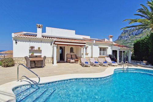 Casa Esmick Schöne und einladende Villa mit privatem Pool in Denia, Costa Blanca, Spanien für 8 Personen. Das Haus befindet sich in einem hügeligen Wohngebiet und ist 4 km vom La Marineta Strand entfernt....