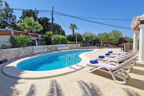 Casa Esmick Schöne und fröhliche Villa mit privatem Pool in Denia, Costa Blanca, Spanien für 8 Personen. Das Haus befindet sich in einer hügeligen und Wohngegend, 4 km vom Strand La Marineta entfernt....