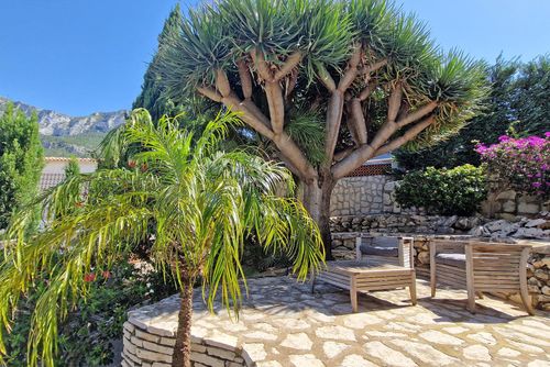 Casa Esmick Prachtige en vrolijke villa met privézwembad in Denia, Costa Blanca, Spanje voor 8 personen. Het huis ligt in een heuvelachtige en residentiële omgeving, op 4 km van het strand La Marineta....