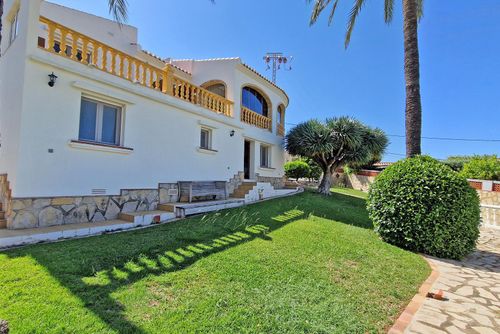 Casa Esmick Hermosa y alegre villa con piscina privada en Denia, Costa Blanca, España para 8 personas. La casa se encuentra en una zona residencial y montañosa, a 4 km de la playa de La Marineta....